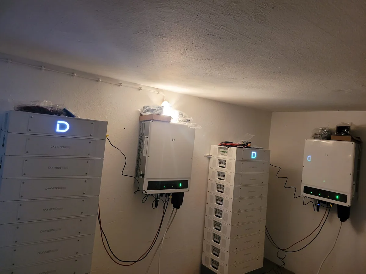 Verbautes Batteriespeicher-System (Dyness STACK100) mit Wechselrichtern