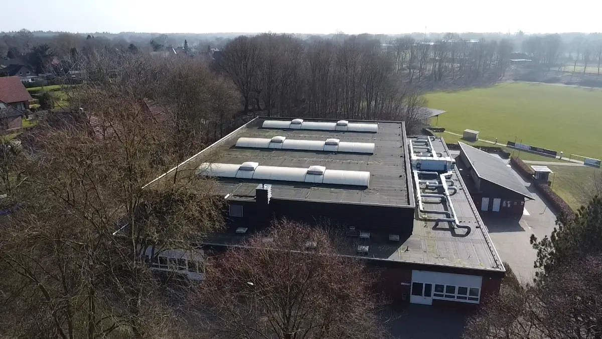 Sporthalle im Kreis Friesland – Luftaufnahme