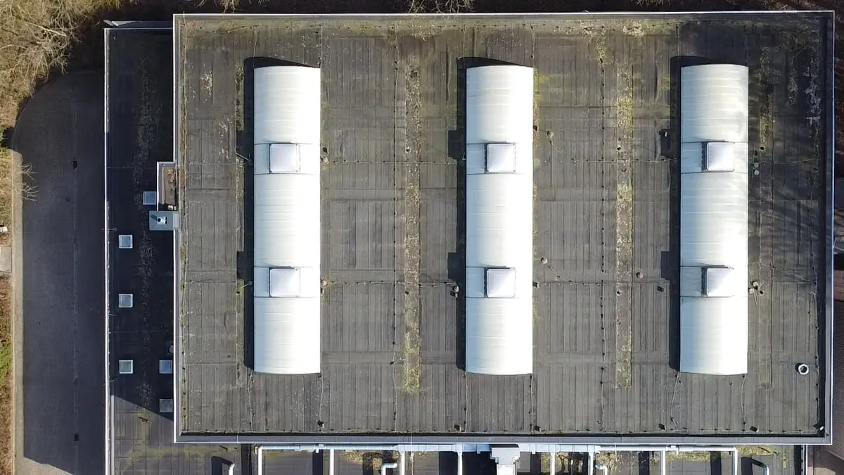 Sporthalle im Kreis Friesland – Dachfläche von oben