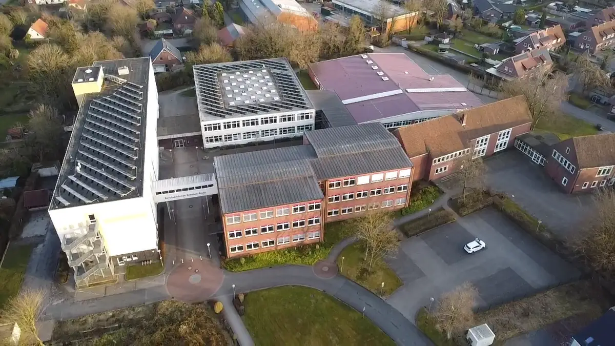 Schule im Kreis Friesland – Luftaufnahme
