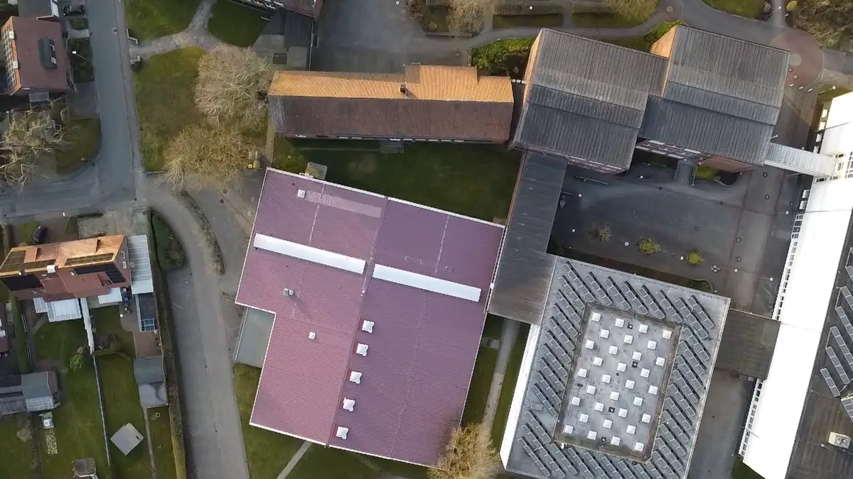 Schule im Kreis Friesland – Dachflächen von oben